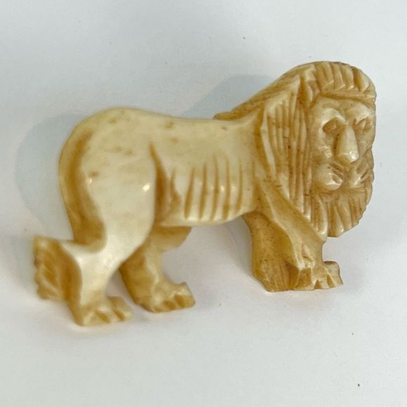 Vintage Lion Brooch Carved Cream Animal Pin - Picture 3 of 4